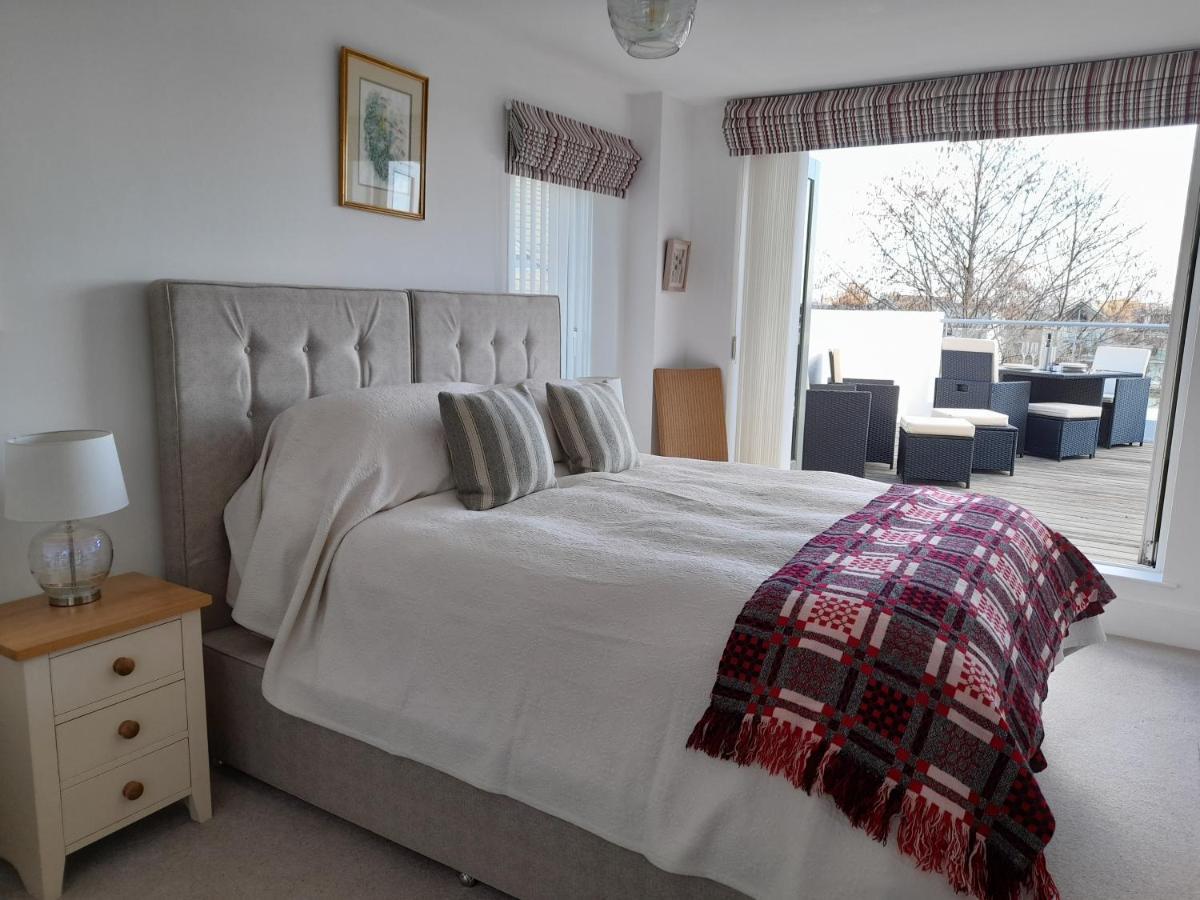 Crow'S Nest Penthouse Apartment With Free Spa Access Somerford Keynes Exterior photo