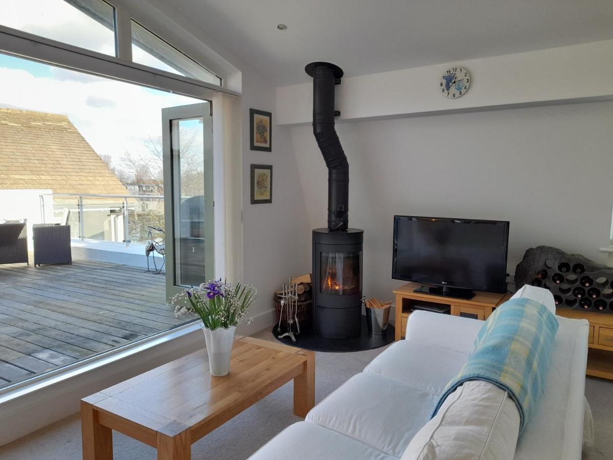 Crow'S Nest Penthouse Apartment With Free Spa Access Somerford Keynes Exterior photo