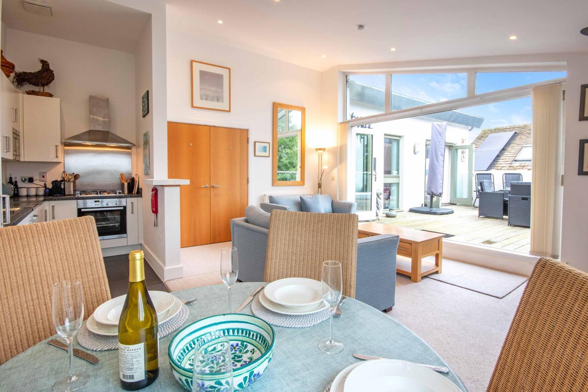 Crow'S Nest Penthouse Apartment With Free Spa Access Somerford Keynes Exterior photo